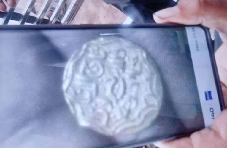 बुरहानपुर: असीरगढ़ किले के पास खेतों में मुगलकालीन सोने के सिक्के मिलने की अफवाह, लोग कर रहे खोदाई