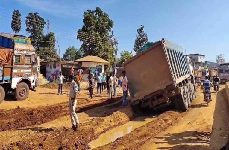 छत्तीसगढ़-महाराष्ट्र को जोड़ने वाला नेशनल हाइवे ब्लॉक, मोहला-मानपुर में अवैध रेत से लदे ट्रक फंसे