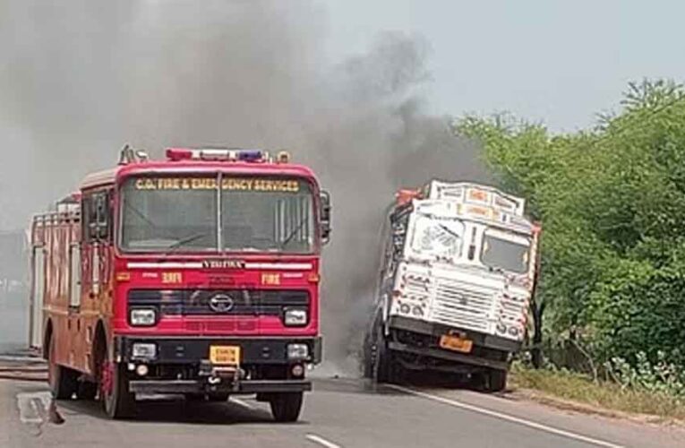 छत्तीसगढ़-बेमेतरा में नेशनल हाईवे पर ट्रक में अचानक लगी आग, एक घंटे तक लगा जाम
