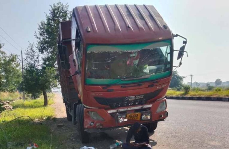 अमोला थानांतर्गत बकरों से भरे एक ट्रक में पीछे से आ रहे ट्रक ने टक्कर मार दी, सौ बकरों की मौत