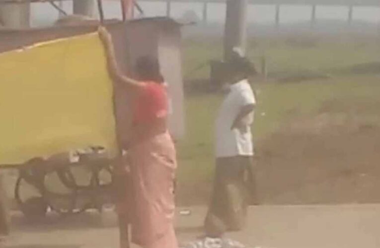 खंडवा में नर्मदा नदी के खेड़ीघाट पर साड़ी बांधकर करवाई महिला की डिलेवरी