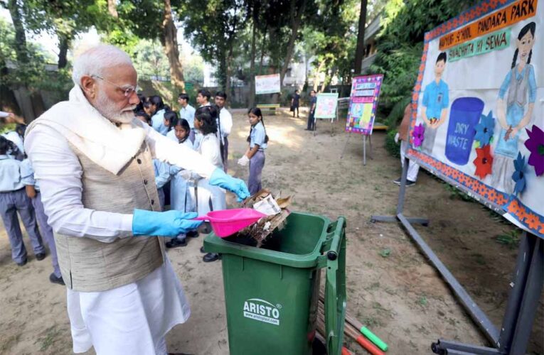 प्रधानमंत्री नरेन्द्र मोदी ने स्वच्छ भारत अभियान को इस सदी में दुनिया का सबसे बड़ा और सफल जनआंदोलन बताया