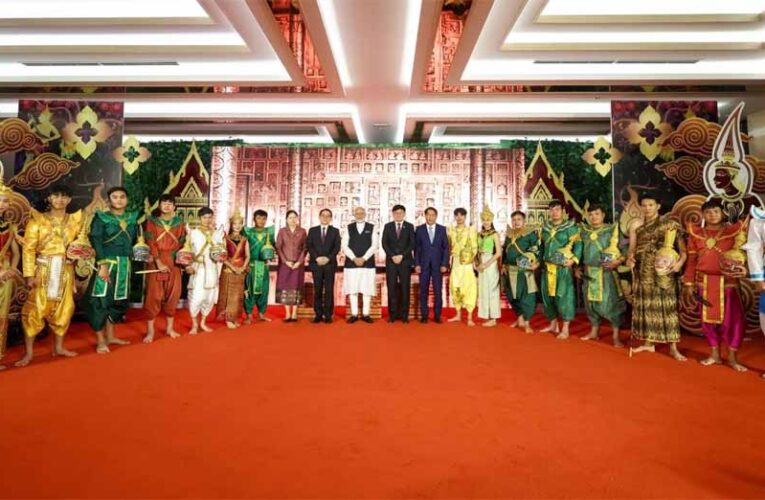 शिखर सम्मेलन में हिस्सा लेने के लिए प्रधानमंत्री मोदी ने लाओस में देखी रामलीला, कलाकारों से की मुलाकात