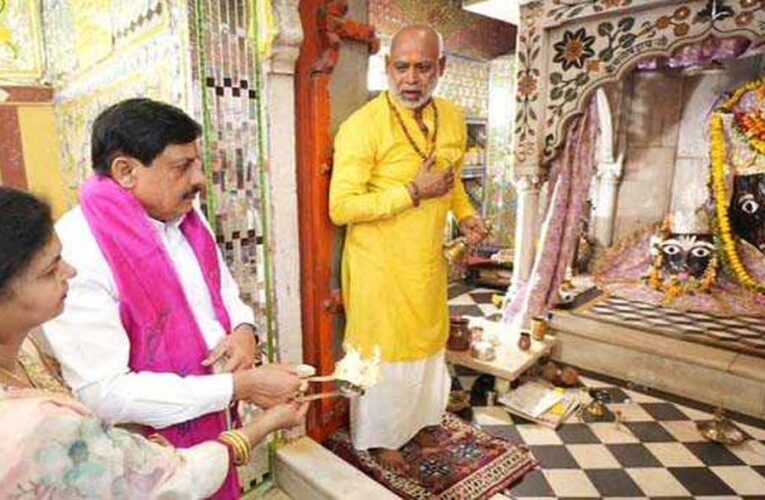 यादव ने भगवान कामतानाथ मंदिर में दर्शन कर की पूजा अर्चना