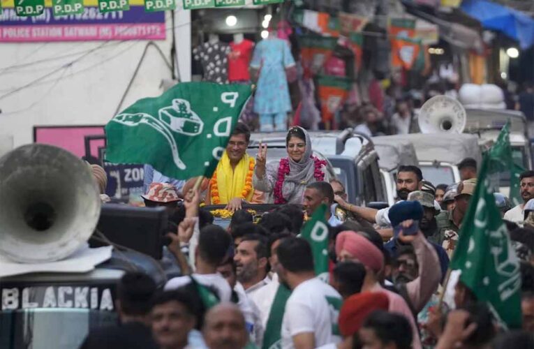 ज्यादातर एग्जिट पोल्स में नेशनल कॉन्फ्रेंस और कांग्रेस के गठबंधन को 35 से 40 सीटें मिलने का अनुमान जताया, महबूबा पर क्यों नजरें