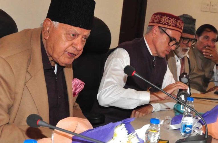 जम्मू-कश्मीर से राष्ट्रपति शासन हटाया, नई सरकार के गठन की तैयारी तेज