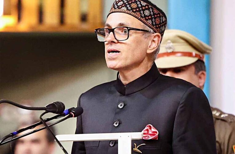 जम्मू-कश्मीर के मुख्यमंत्री ने गांदरबल आतंकी हमले पर जो प्रतिक्रिया दी है, उसे लेकर इंटरनेट यूजर्स भड़के