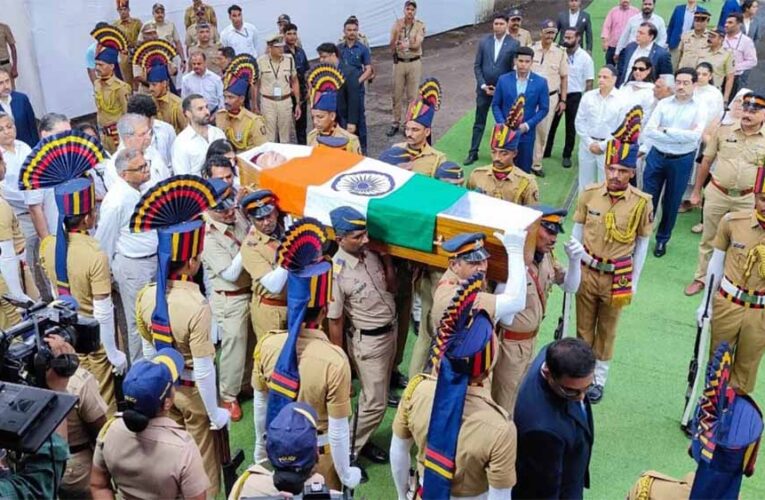 उद्योगपति रतन टाटा का मुंबई में पूरे राजकीय सम्मान के साथ अंतिम संस्कार किया गया, पंचतत्व में विलीन हुए रतन