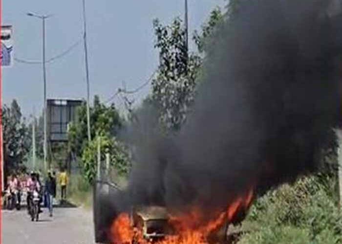 बहादुरगढ़ में दिल्ली रोहतक नेशनल हाईवे पर सिलेरियो कार में अचानक आग लग गई, बाल-बाल बचा गाड़ी में सवार परिवार