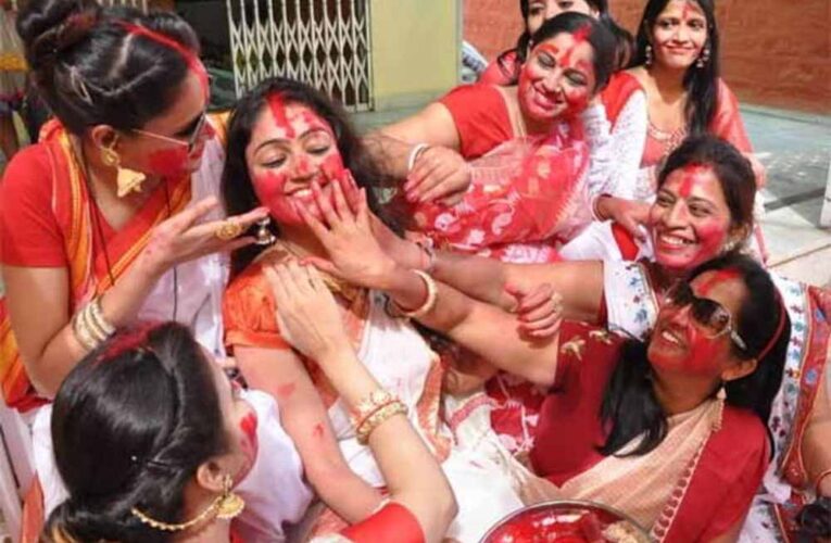 राजस्थान के टोंक में बंगाली समाज की महिलाओं ने मनाया ‘सिंदूर खेला’