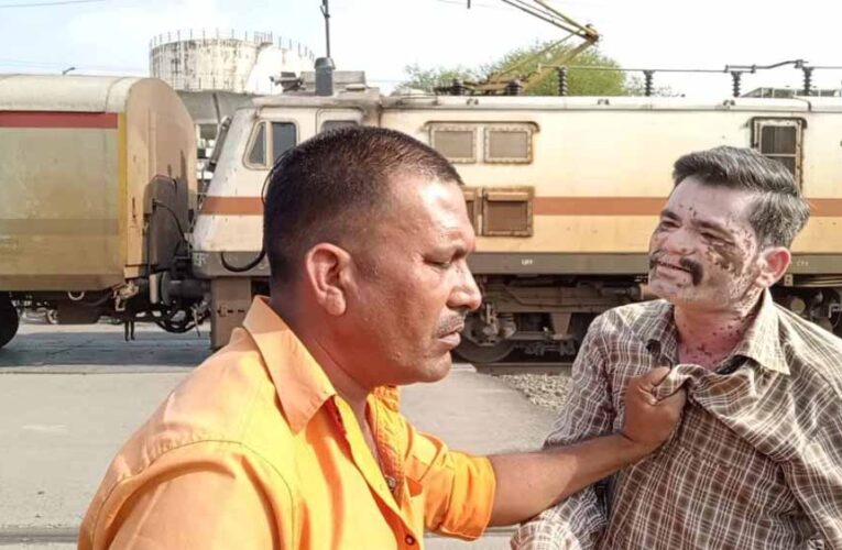 देवास-इंदौर रेलवे ट्रैक पर शहर स्थित चाणक्यपुरी रेलवे क्रासिंग पर एक युवक हमसफर एक्सप्रेस के सामने खड़ा हो गया