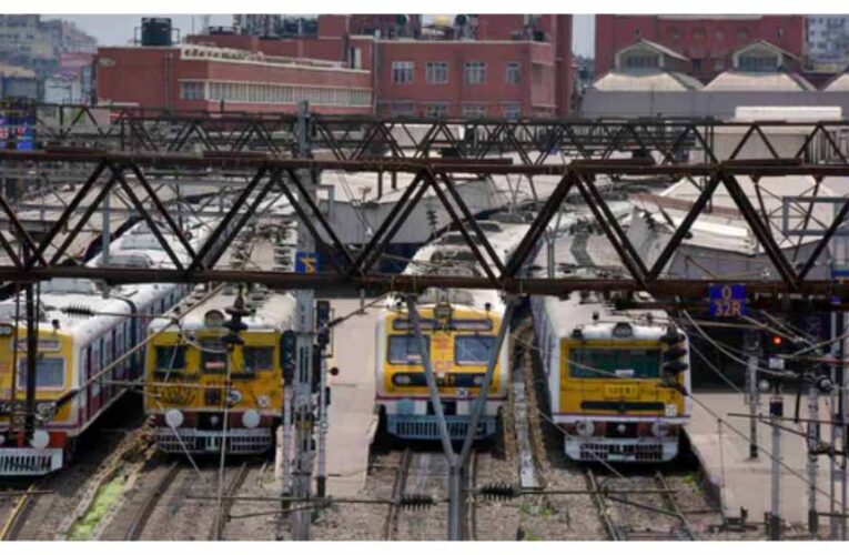 भारी बारिश और पटरियों में जलभराव के मद्देनजर दक्षिण रेलवे ने रेन सेवाओं के निर्धारित समय में बदलाव की घोषणा की