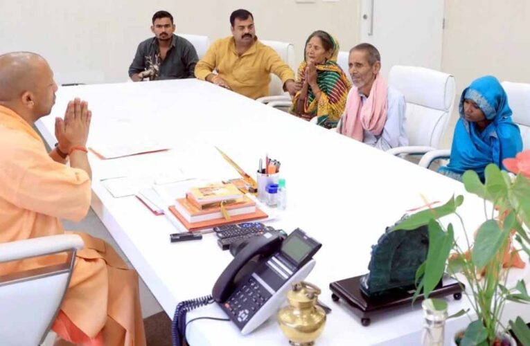 मूर्ति विसर्जन के दौरान मारे गए युवक के परिवार के सदस्यो ने योगी से की मुलाकात,  उचित करवाई की मांग की