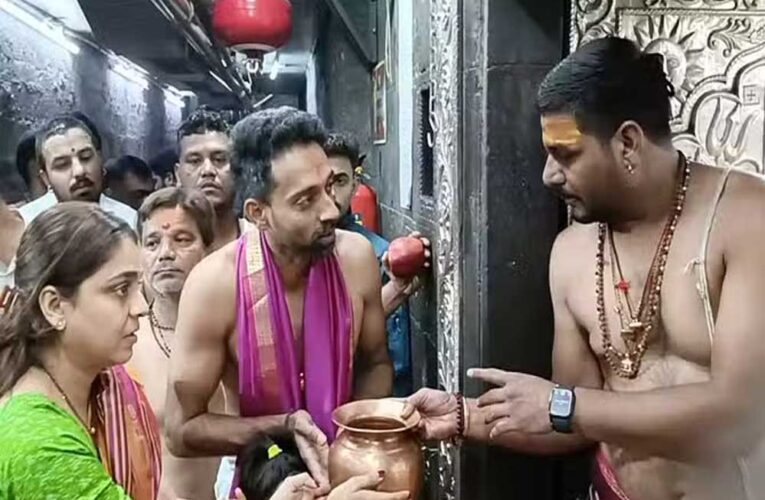 क्रिकेटर धवल कुलकर्णी बाबा महाकाल के दर्शन करने उज्जैन पहुंचे, पत्नी और बेटे के साथ लिया आशीर्वाद