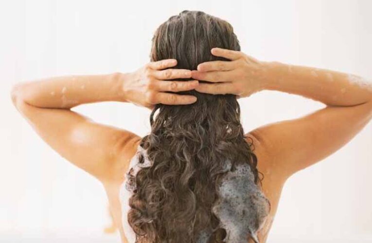 सर्दियों में सिर्फ स्किन नहीं बालों का भी रखें खास ख्याल