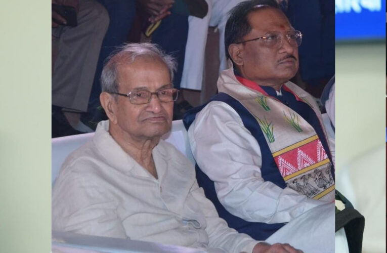 भारत मंडपम में दूर से खड़े खड़े कार्यक्रम देख रहे थे एक बुजुर्ग, मुख्यमंत्री ने पास बुलाया और अपने साथ बैठने का किया आग्रह