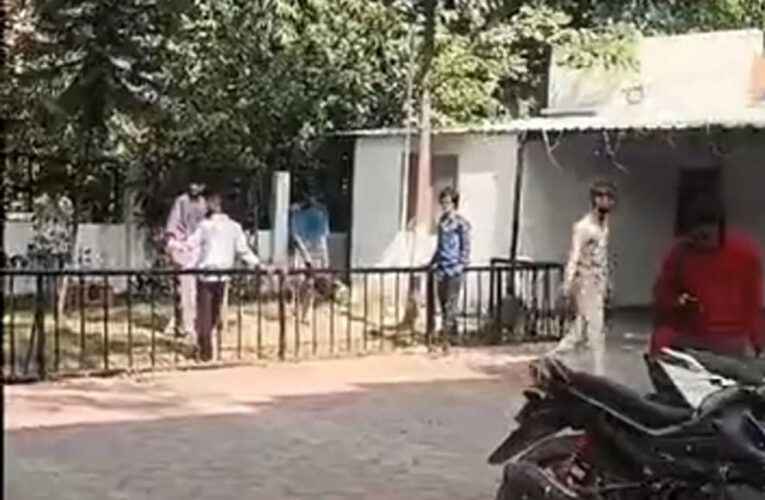 इंदौर में कोर्ट ने बर्थडे पार्टी में हंगामा करने वालों को अनूठी सजा दी, युवकों से चार घंटे तक साफ-सफाई करवाई