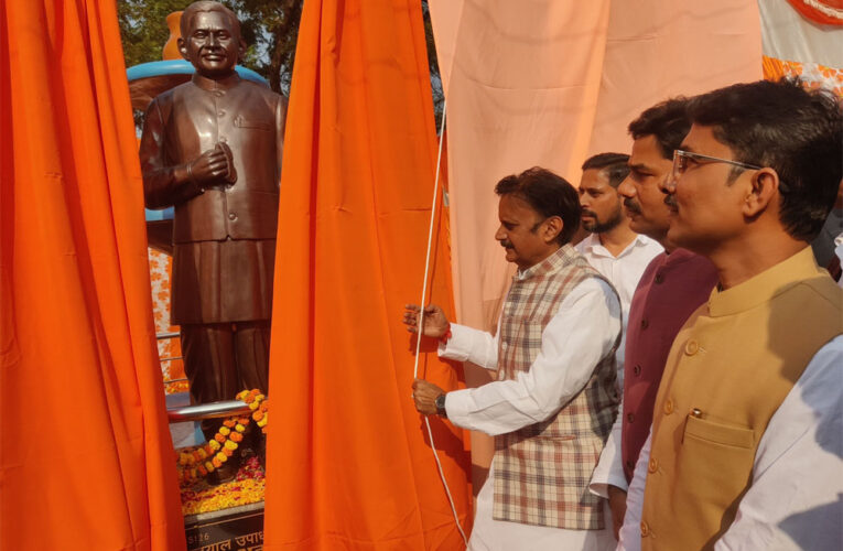 उप मुख्यमंत्री ने सेमरिया में पंडित दीनदयाल उपध्याय की प्रतिमा का किया अनावरण
