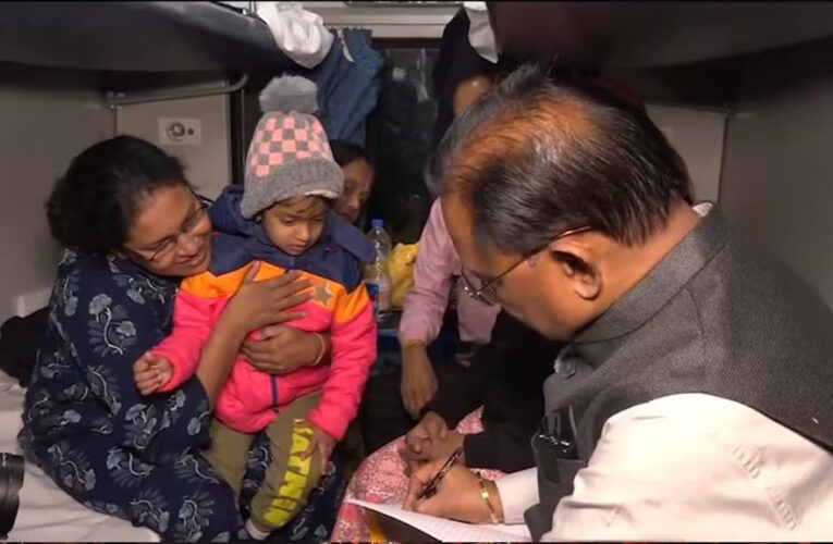छत्तीसगढ़ : सीएम साय को ट्रेन में देख भौचक्के रह गए यात्री, कल आपको भी अपने बगल में बैठे मिल सकते हैं मुख्यमंत्री!