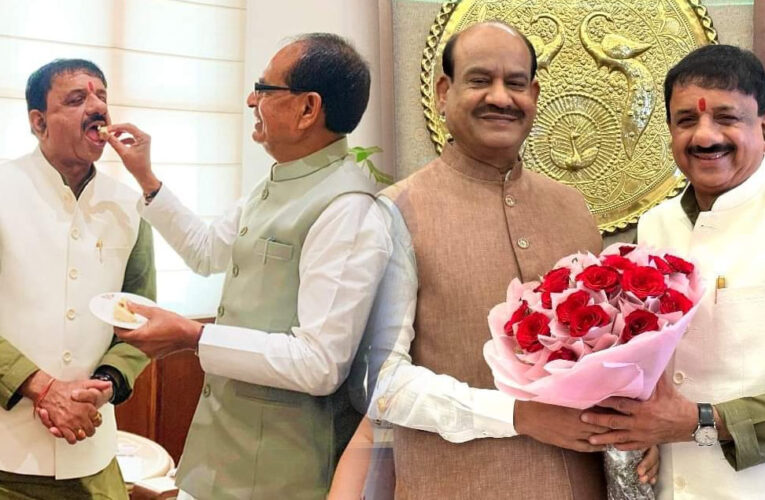 प्रधानमंत्री, राष्ट्रीय अध्यक्ष, गृह मंत्री, रक्षा मंत्री ने भोपाल सांसद आलोक शर्मा को नई दिल्‍ली में पुष्पगुच्छ भेंटकर दी जन्मदिन की शुभकामनाएं