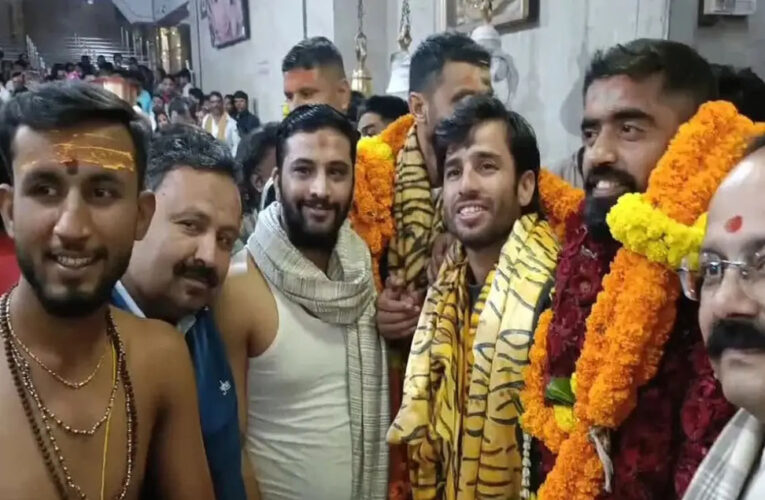 क्रिकेटर अक्षर पटेल-रवि विश्नोई आज भस्म आरती में शामिल हुए, इंदौर में मुश्ताक अली ट्राफी खेलने आए हैं कई दिग्गज  खिलाड़ी