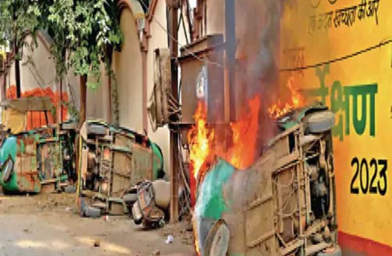 इंदौर में बच्चों के पटाखे फोड़ने पर हुआ विवाद, पथराव के बाद, 15 गाड़ियां फोड़ी, रिक्शा-कार जलाई