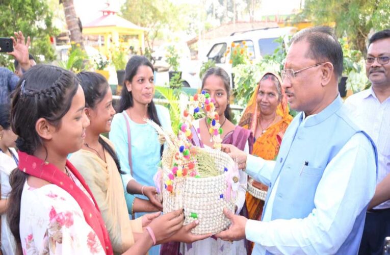 मुख्यमंत्री विष्णुदेव साय ने प्रधानमंत्री आवास योजना की हितग्राहियों को दीपावली का उपहार भेंट किया