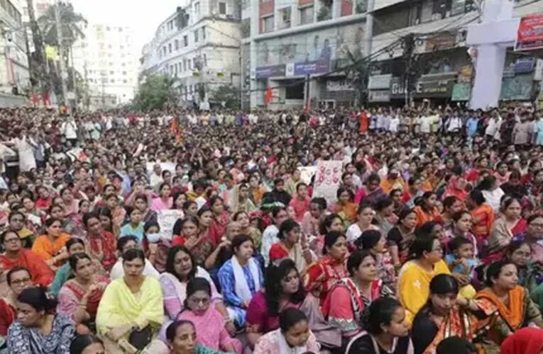 यूनुस सरकार हिंदुओं की रक्षा नहीं कर पा रही, भगवामय हुईं बांग्लादेश की सड़कें