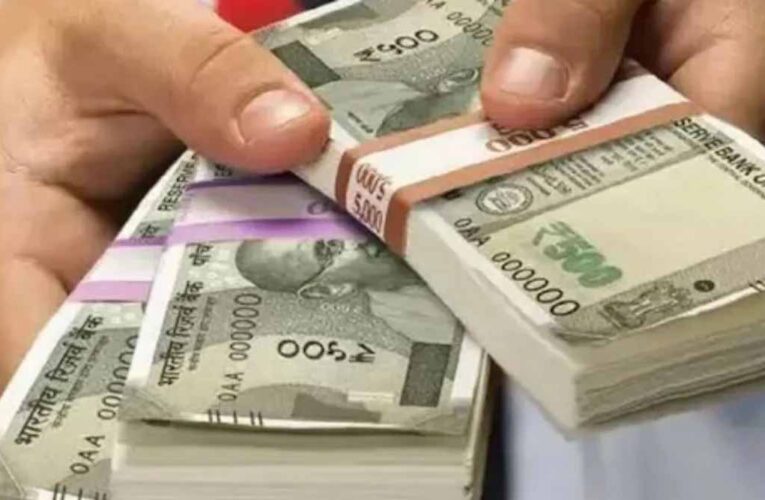 Govt Scheme: इधर एग्जाम पास, उधर खाते में आएंगे 100000 रुपए