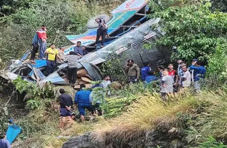 अल्मोड़ा में खाई में गिरी यात्रियों से भरी बस, 38 लोगों की मौत