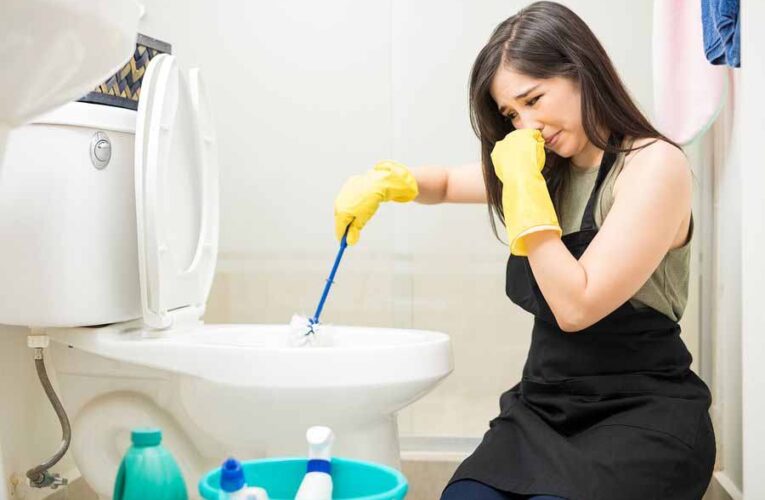 बाथरूम से आती दुर्गंध भगाने के लिए अपनाएं ये सस्ते और घरेलू उपाय