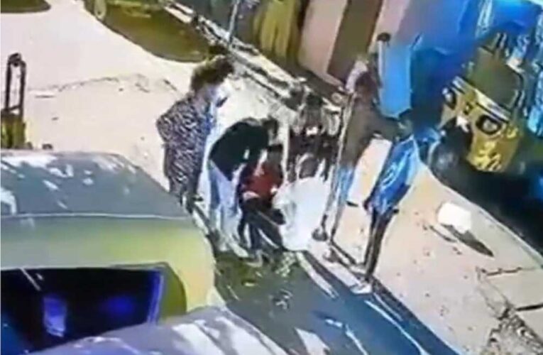 शर्त जीतने के लिए जलते पटाखों पर बैठा युवक, एक धमाका और मौत