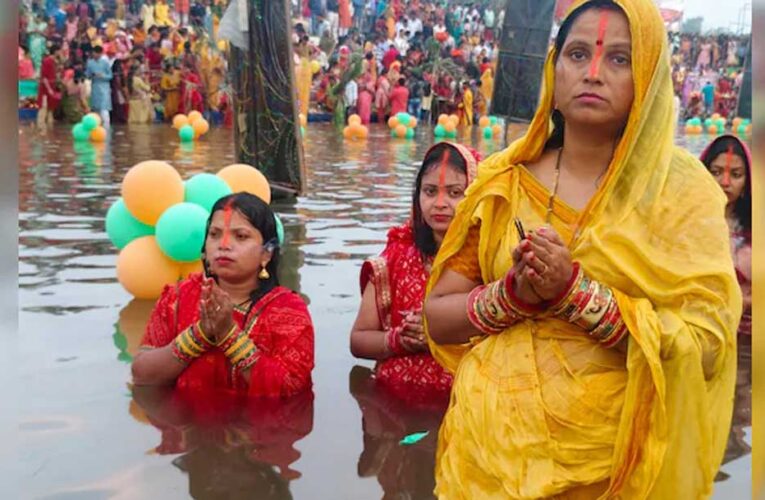 MP के घाटों में भी उमड़ा आस्था का सैलाब, अंतिम दिन व्रतियों ने उगते सूर्य को दिया अर्घ्य