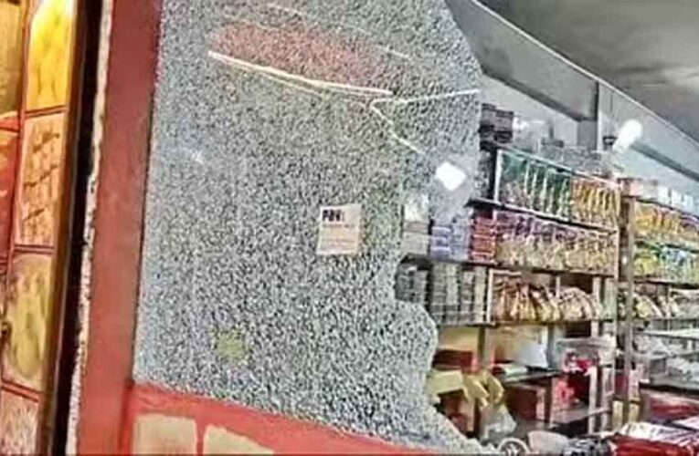 राजस्थान-अलवर में तीन बदमाशों ने दुकानदार को पीटा, मिठाई के पैसे मांगने पर की तोड़फोड़