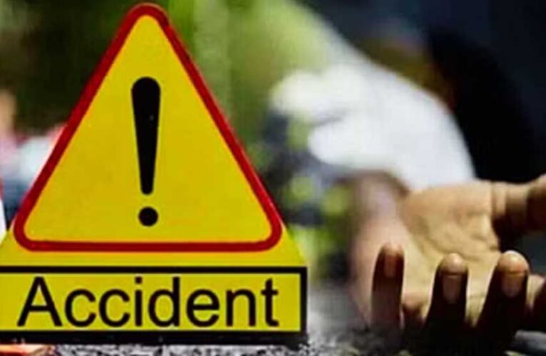 हरदा में खाद से भरे ट्रक ने ओवरटेक करते समय कार को टक्कर मारी और पलट गया, 4 की मौत