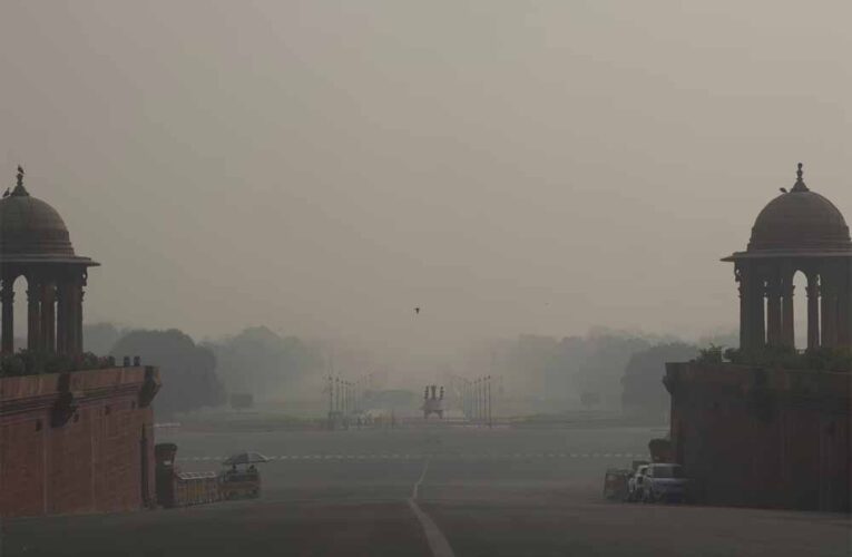 दिवाली के बाद से दिल्ली की हवा का स्तर गिरता ही जा रहा, 8 इलाकों में AQI 400 पार