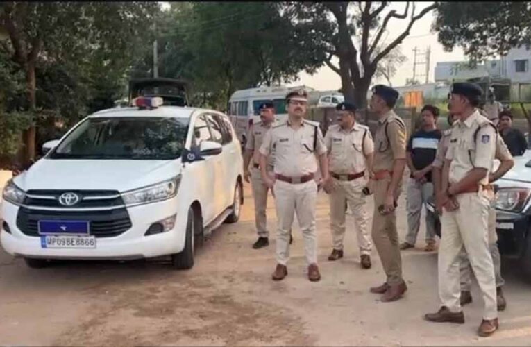 शहर में विशेष सशस्त्र बल में पदस्थ सहायक उप निरीक्षक एएसआइ ने खुद के सिर में सर्विस रिवाल्वर से गोली मारकर खुदकुशी की