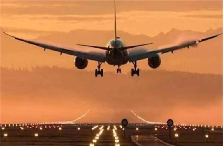 हैदराबाद के लिए निर्धारित एक उड़ान के दो बार रद्द होने को लेकर कई यात्रियों ने विरोध प्रदर्शन किया