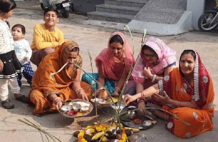 राजस्थान : घरों के द्वार पर गोवर्धन देव बना महिलाओं ने की पूजा