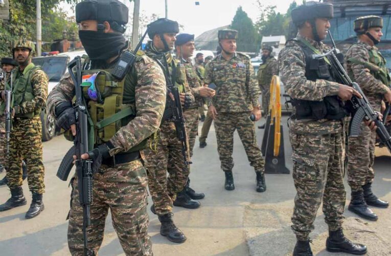 जम्मू-कश्मीर के अनंतनाग जिले में सुरक्षाबलों और आतंकवादियों के बीच मठभेड़ में दो आतंकवादी मारे गए