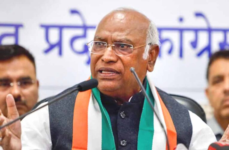 देश में चुनावों का समय करीब आते ही, कांग्रेस पार्टी के नेता अक्सर प्रधानमंत्री नरेंद्र मोदी पर विवादित बयान देते