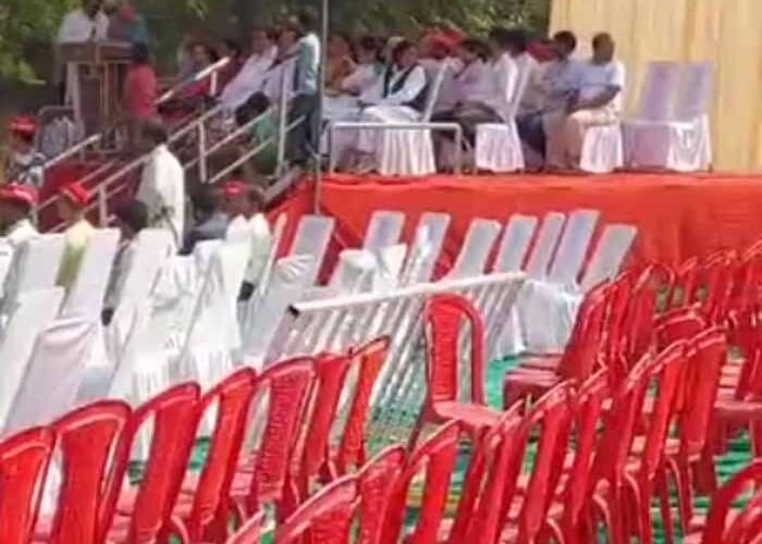 अखिलेश की रैली में कुर्सियां खाली, विधायक ने लगया आरोप, भीड़ को आने से पुलिस रोक रही है