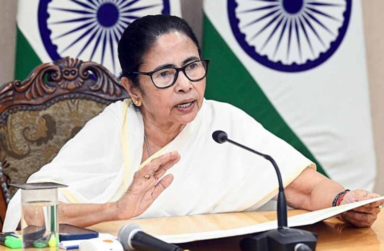 बांग्लादेश में हिंदुओ पर हमले के खिलाफ ममता बनर्जी ने कहा कि हम केंद्र सरकार के साथ हैं, वह चाहे जो कदम उठाए