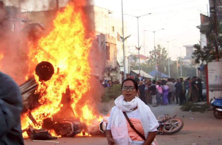 इंफाल घाटी में बढ़ते तनाव के बीच गुस्साई भीड़ ने भाजपा के तीन और कांग्रेस के एक विधायक के आवासों पर किया हमला