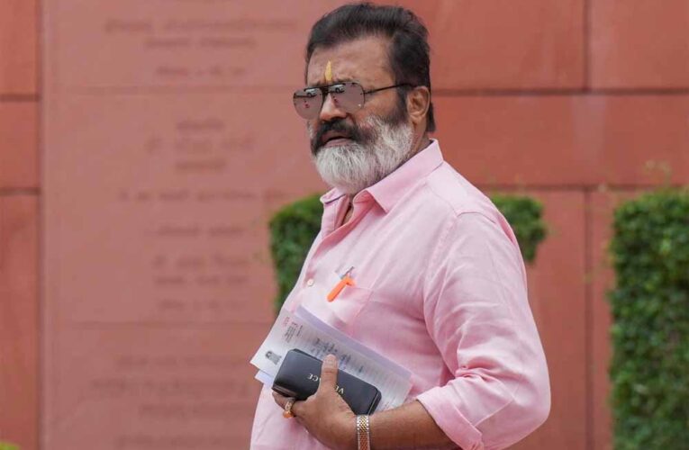 केरल पुलिस ने केंद्रीय राज्य मंत्री सुरेश गोपी के खिलाफ एंबुलेंस के दुरुपयोग के आरोप में केस दर्ज कर लिया