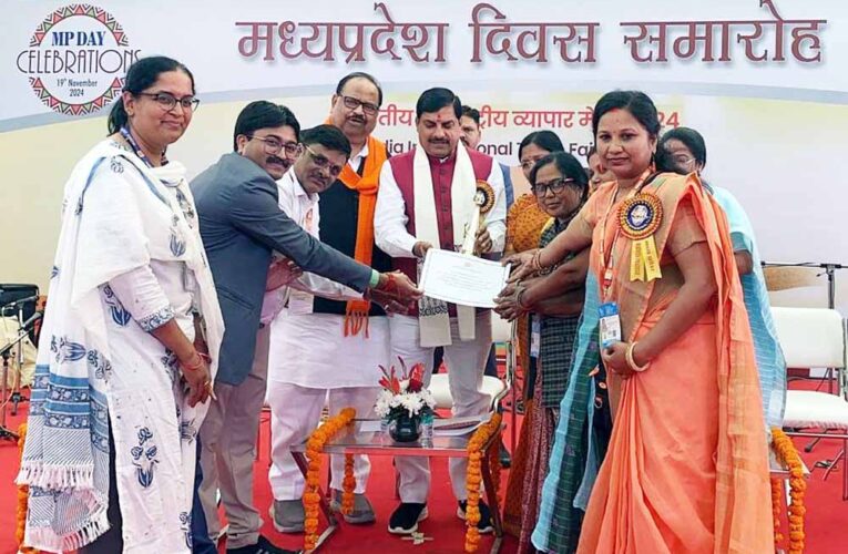 मध्यप्रदेश के शहरी स्व-सहायता समूह नई दिल्ली में पुरस्कृत, मुख्यमंत्री ने स्व-सहायता समूहों को किया पुरस्कृत