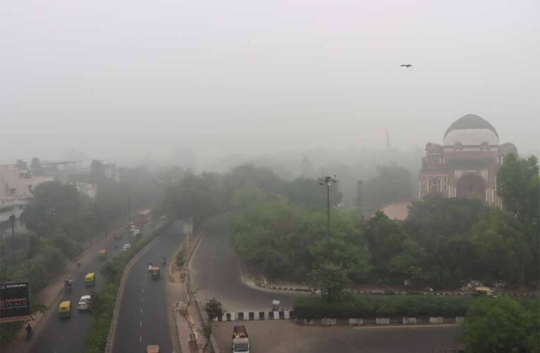 दिल्ली-एनसीआर में सुबह धुंध की मोटी चादर छाई रही, लोग बोले- आंखें जल रही हैं, सांस लेना मुश्किल हो रहा