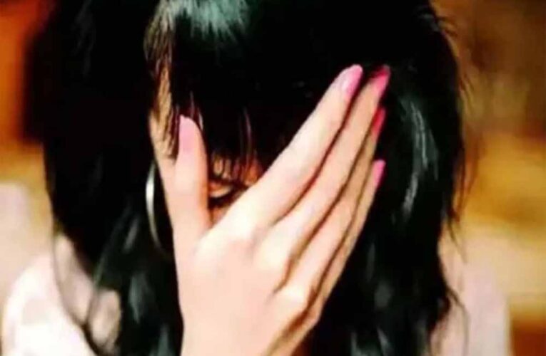 मेडिकल कॉलेज में तैनात नर्स के साथ चलती कार में उसके प्रेमी ने दोस्त के साथ मिलकर पहले पीटा, फिर कार से फेंका