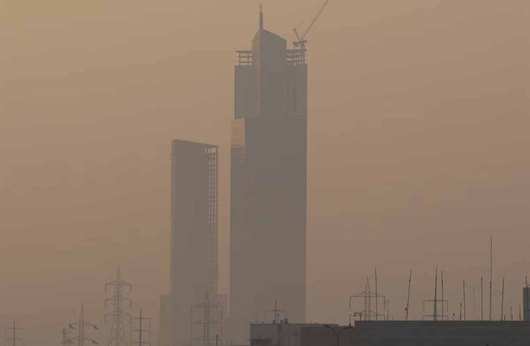 भारत के साथ-साथ पाकिस्तान की हवा भी जहरीली हो गई, पंजाब के 2 शहरों में लगा कंप्लीट लॉकडाउन