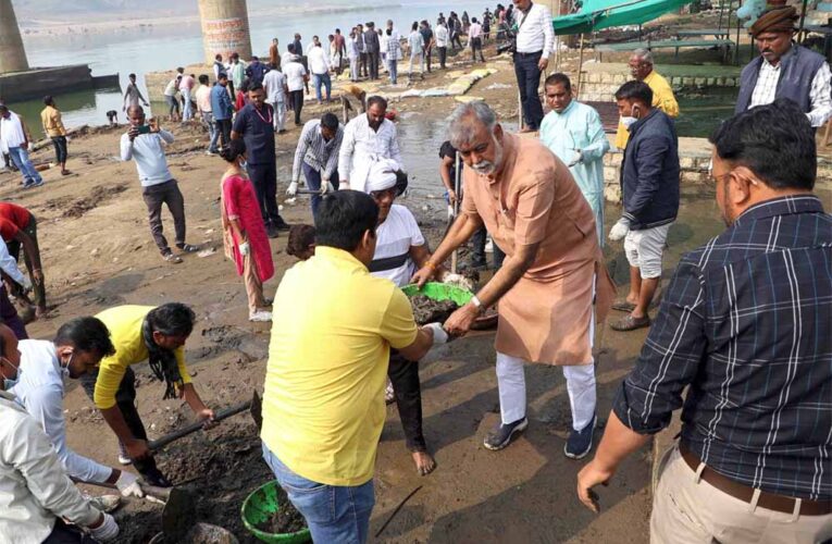 मंत्री श्री पटेल ने बरमान में नर्मदा नदी तट पर स्वच्छता के लिए किया श्रमदान